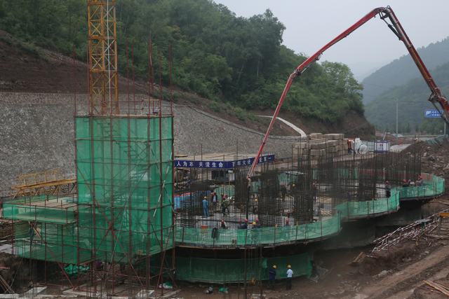 銅川分公司第二項(xiàng)目部冶坪煤礦混煤倉(cāng)工程滑模工序順利開工