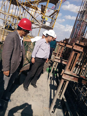 榆林市榆神檢測(cè)技術(shù)有限公司負(fù)責(zé)人董江平一行蒞臨天工公司土建二部小保當(dāng)選煤廠末煤倉(cāng)工地檢查指導(dǎo)工作