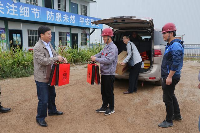 銅川分公司領(lǐng)導班子成員深入施工一線開展節(jié)日慰問