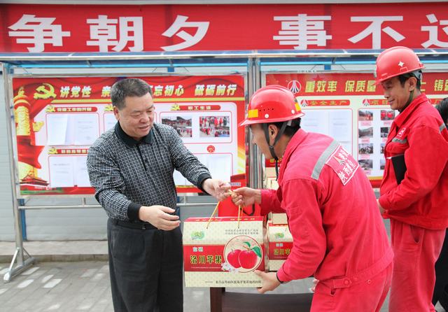 陜煤集團總經(jīng)理助理、建設(shè)集團聯(lián)合黨委書記、董事長寧興剛一行深入礦建二公司冶坪項目部慰問一線職工