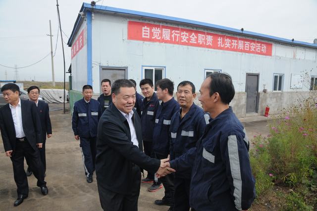 陜煤集團總經(jīng)理助理、建設(shè)集團聯(lián)合黨委書記、董事長寧興剛一行深入掘進公司紅柳林項目部走訪慰問