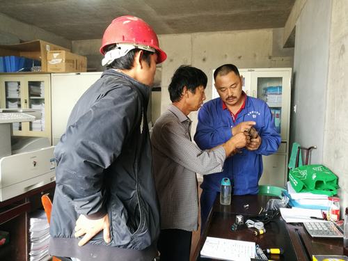 韓城分公司土建八項(xiàng)目部防護(hù)門(mén)自動(dòng)開(kāi)閉裝置創(chuàng)新創(chuàng)效保安全