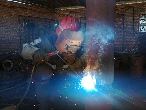 擼起袖子加油干 邁開(kāi)步子向前沖