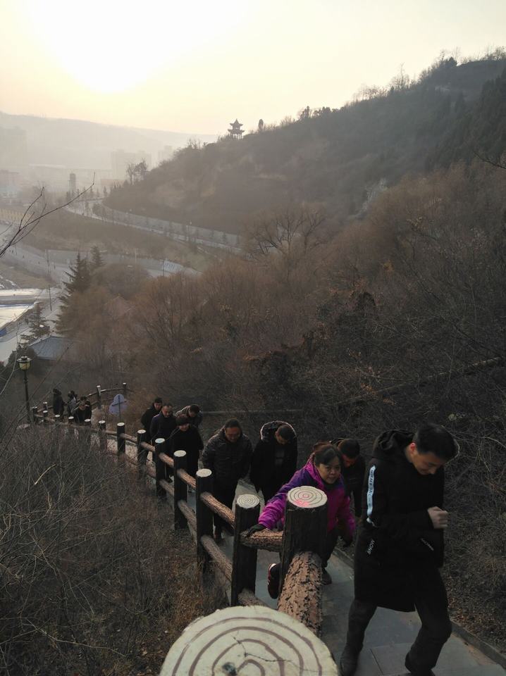 設(shè)備租賃中心開展“慶元旦﹒迎新春”登山活動