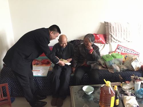 礦建二公司慰問(wèn)困難職工，送去企業(yè)關(guān)愛(ài)