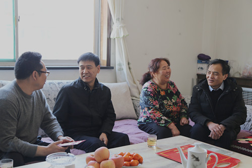 建設(shè)集團(tuán)聯(lián)合黨委副書(shū)記、紀(jì)委書(shū)記、工會(huì)主席侯本英走訪慰問(wèn)機(jī)電安裝公司困難職工