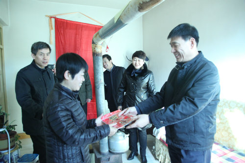  心系困難職工，情暖困難黨員