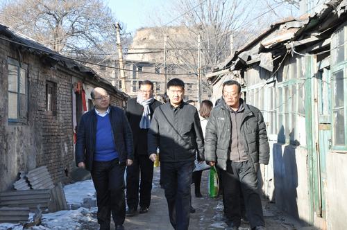 建設(shè)集團(tuán)聯(lián)合黨委副書(shū)記、紀(jì)委書(shū)記、工會(huì)主席侯本英 為韓城分公司困難職工送來(lái)春節(jié)祝福