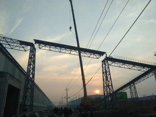 銅煤公司承建的美鑫氧化鋁1#、2#倉(cāng)庫(kù)工程桁架成功實(shí)現(xiàn)合攏施工