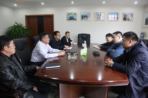 秦漢開發(fā)建設(shè)公司副總經(jīng)理?xiàng)詈幰恍衼斫ㄔO(shè)集團(tuán)座談