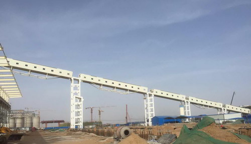 銅川分公司小保當(dāng)一號(hào)主斜井井口房至原煤倉棧橋鋼桁架吊裝順利合攏