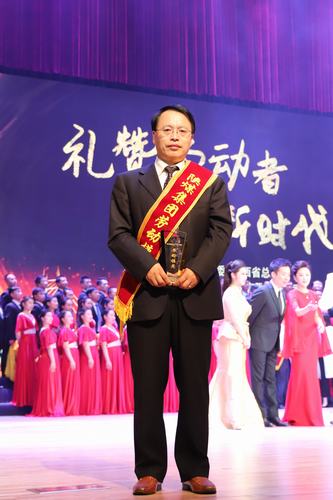 礦建二公司經(jīng)理白鳳忠榮獲陜煤集團“勞動模范”稱號