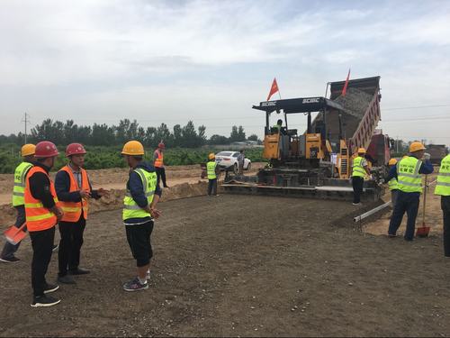 G242大荔過(guò)境段公路建設(shè)工程順利完成水穩(wěn)底基層試驗(yàn)段攤鋪施工