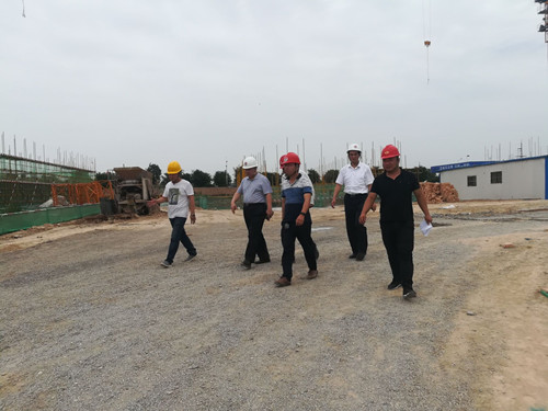 寧興剛蒞臨陜煤建設(shè)天工公司清源小區(qū)工地檢查指導(dǎo)工作