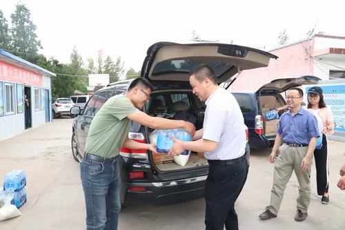 陜煤建設(shè)礦建二公司為職工送去酷暑中的清涼