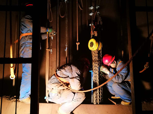 陜煤建設(shè)機電安裝公司酒鋼項目部“快、準(zhǔn)、穩(wěn)”調(diào)試罐籠記