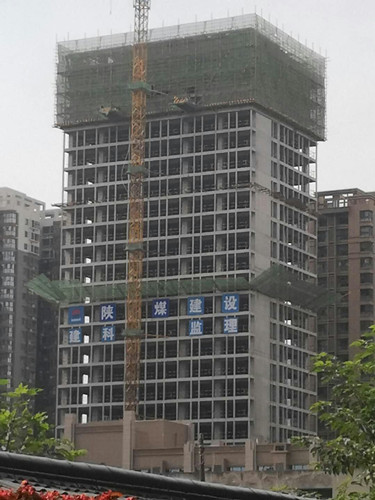 陜煤建設(shè)天工公司雅荷項目部奮力沖刺雅荷中央廣場1、2#樓封頂