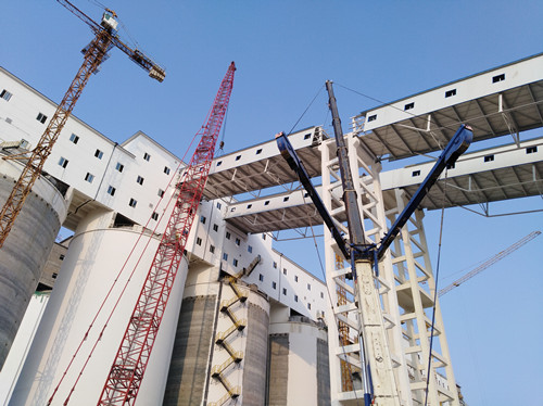 陜煤建設(shè)天工公司土建二部小保當(dāng)選煤廠最終篩分車間至塊煤倉(cāng)2#棧橋順利吊裝