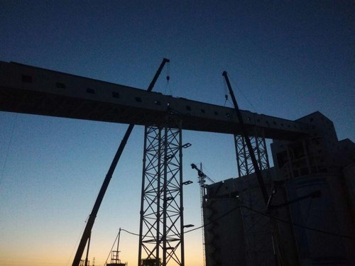 陜煤建設(shè)中煤公司：曹家灘礦業(yè)4#驅(qū)動(dòng)機(jī)房至塊煤倉(cāng)帶式輸送機(jī)棧橋鋼桁架吊裝作業(yè)圓滿結(jié)束