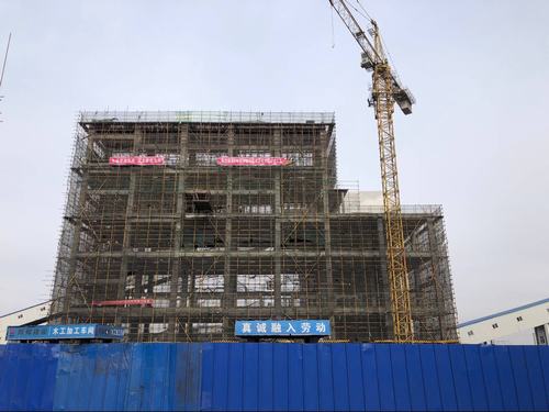 陜煤建設(shè)韓城分公司土建九項目部紅柳林選煤廠2#篩分破碎車間喜獲封頂