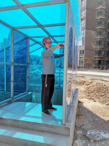 風吹浪打揉不碎，寒來暑往見精神