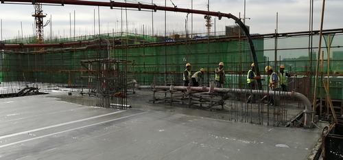 陜煤建設(shè)銅煤公司第十五項目部承建的藍(lán)山水岸南區(qū)12#樓順利封頂