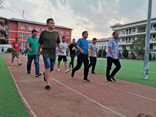 陜煤建設(shè)礦建二公司車(chē)村項(xiàng)目部健步走活動(dòng)點(diǎn)燃職工健身熱情