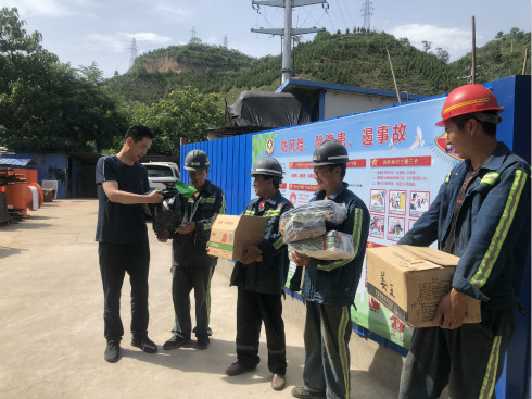 陜煤建設(shè)機(jī)電安裝公司深入一線(xiàn)送清涼