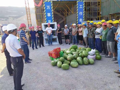 陜西環(huán)保固體廢物處置利用有限公司深入銅煤公司承建的固廢預(yù)處理項目開展“送清涼”活動