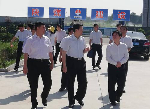 陜西省委常委、省委政法委書記莊長興一行深入陜煤建設(shè)渭南分公司南京金龍電動車項目開展調(diào)研