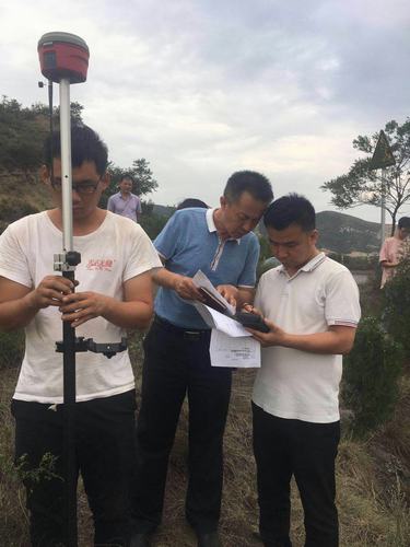 行走在大山中的測量“先鋒隊”