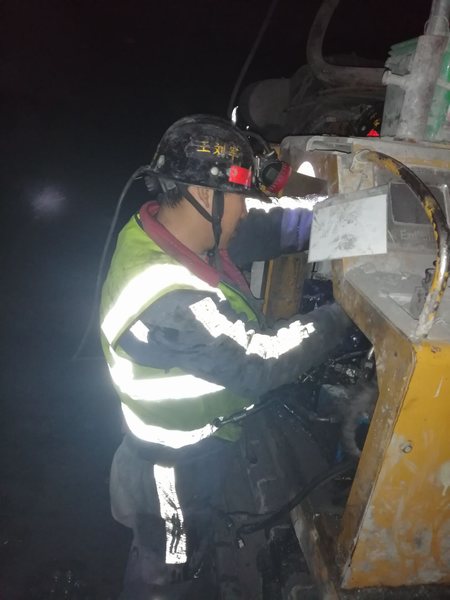 陜煤建設(shè)掘進(jìn)公司：綜掘檢修工中的“救場硬漢”