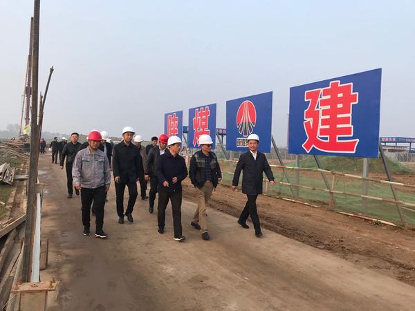 渭南市常務副市長楊武民、開沃新能源汽車集團副董事長丁星勝一行現(xiàn)場推進渭南南京金龍項目建設