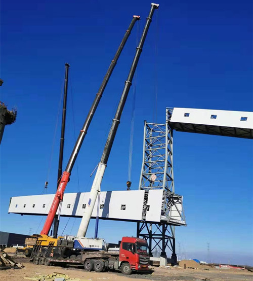 陜煤建設天工公司承建的大保當清水煤炭集運站轉(zhuǎn)載點至落煤筒棧橋順利吊裝