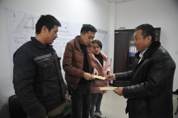 陜煤建設(shè)掘進公司：節(jié)前慰問困難員工 真情關(guān)愛暖人心