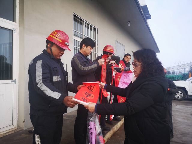 陜煤建設(shè)洗選煤運(yùn)營(yíng)公司澄合山陽運(yùn)營(yíng)項(xiàng)目部黨支部“春聯(lián)”送給一線職工