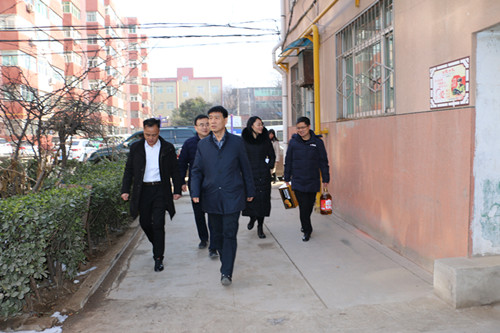 公司領(lǐng)導(dǎo)春節(jié)前夕走訪慰問(wèn)困難職工