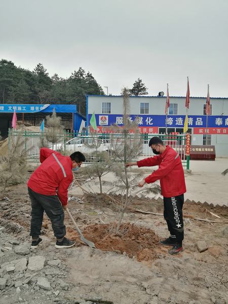 陜煤建設(shè)礦建二公司建莊項(xiàng)目部開(kāi)展“植樹(shù)抗疫、青年先行”植樹(shù)活動(dòng)