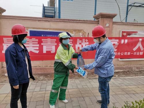 學(xué)雷鋒、展風(fēng)采，爭(zhēng)做最美青年“戰(zhàn)疫人”