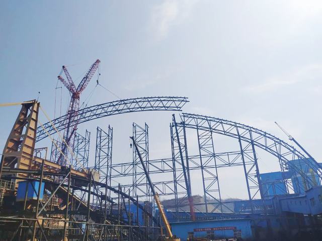 陜煤建設(shè)洗選煤運(yùn)營公司：清水川儲煤場封閉工程第一榀28軸A、B段管桁架吊裝完成