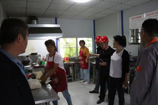 陜煤建設(shè)澄合分公司職工代表安全生產(chǎn)月安全巡視“辣”味足