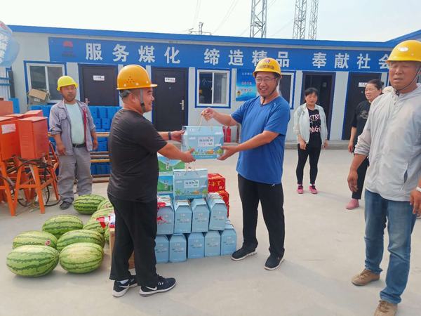 陜煤建設(shè)生產(chǎn)技術(shù)部“送清涼”慰問韓城分公司一線職工