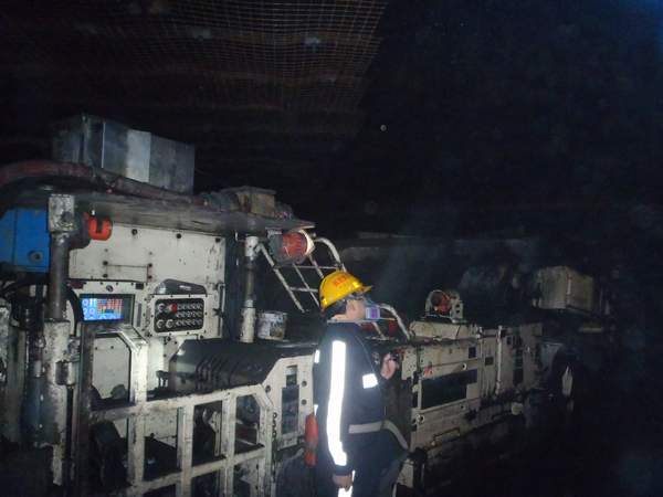 陜煤建設(shè)掘進(jìn)公司：14部系統(tǒng)！8000米運(yùn)距！鐵軍再次攻堅(jiān)克難