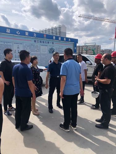 靖邊縣副縣長苗立群一行蒞臨陜煤建設(shè)銅煤公司第一項(xiàng)目部承建的金地華府工程檢查指導(dǎo)工作