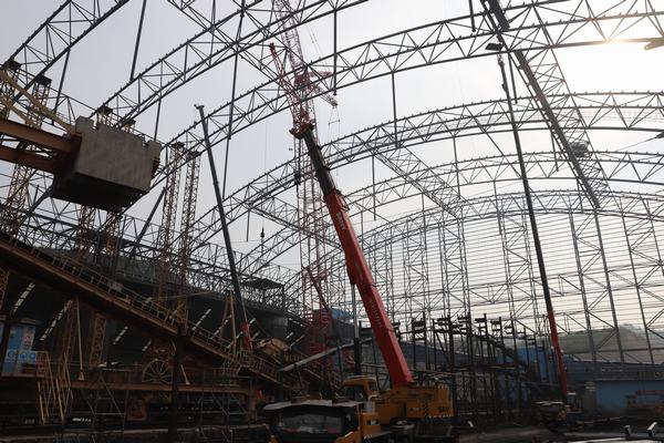 陜煤建設(shè)洗選煤運(yùn)營公司舉行清水川電廠儲煤場封閉工程鋼結(jié)構(gòu)主體順利完成合攏儀式