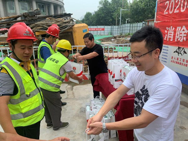 智慧泊車公司：夏日送清涼，關(guān)愛(ài)系深情