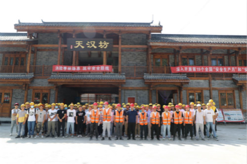 陜西理工大學百余學生走進天漢坊項目工地觀摩學習