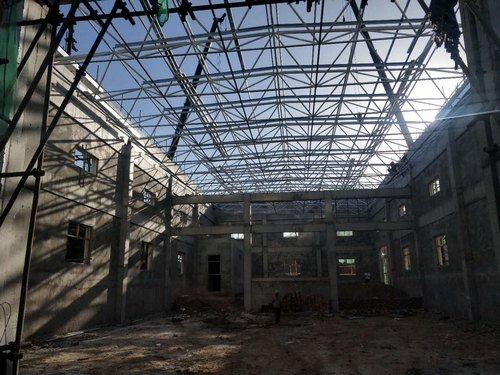 大佛寺煤礦木盤(pán)川風(fēng)井黃泥灌漿站鋼結(jié)構(gòu)網(wǎng)架吊裝順利完成