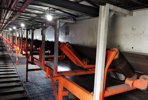 陜煤建設(shè)機電安裝公司曹家灘項目部24小時完成帶式輸送機膠帶更換工程