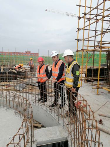 陜煤建設銅煤公司領導雙節(jié)前夕深入施工現(xiàn)場看望慰問一線職工